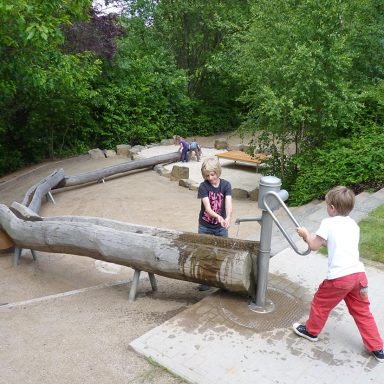Quendelberg: Einweihung Wasserspielplatz mit Pumpe, Sitzgarnitur und Trampolin 2010