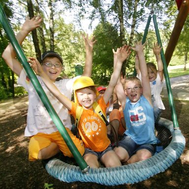 Quendelberg: Eröffnung des Kiosks mit Überdachung der Sitzgruppe und des Sandkastens. Einweihung der Vogelnestschaukel, der mobilen Skateran