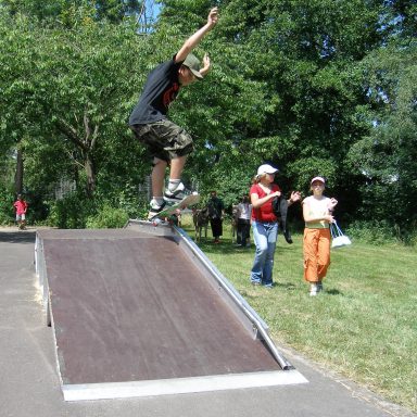 Quendelberg: Eröffnung des Kiosks mit Überdachung der Sitzgruppe und des Sandkastens. Einweihung der Vogelnestschaukel, der mobilen Skateran