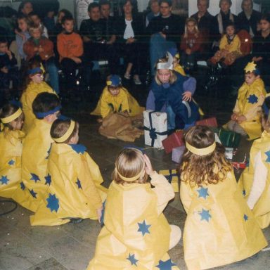 Kindertag im Rathaus mit Kindertheater und Weihnachtsbaumschmücken 2000