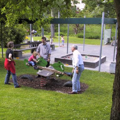 Quendelberg: Eröffnung des Kiosks mit Überdachung der Sitzgruppe und des Sandkastens. Einweihung der Vogelnestschaukel, der mobilen Skateran