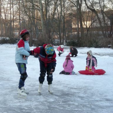 Eisbahn am Quendelberg mit Unterstützung von Bauhof und Feuerwehr 2009