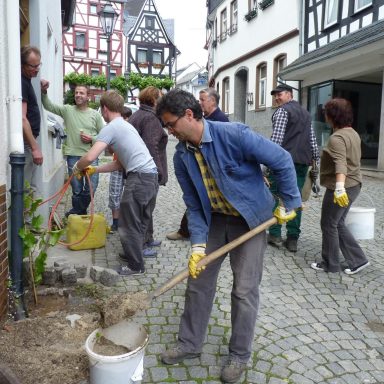 Pflanzaktion „Reben an den Rebstock“ in Kooperation mit den Anwohnern und dem Bauhof 2002 