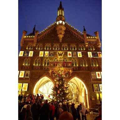 1ter Adventskalender am Rathaus 2005