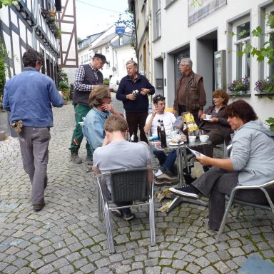Pflanzaktion „Reben an den Rebstock“ in Kooperation mit den Anwohnern und dem Bauhof 2002 
