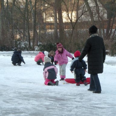Eisbahn am Quendelberg mit Unterstützung von Bauhof und Feuerwehr 2009